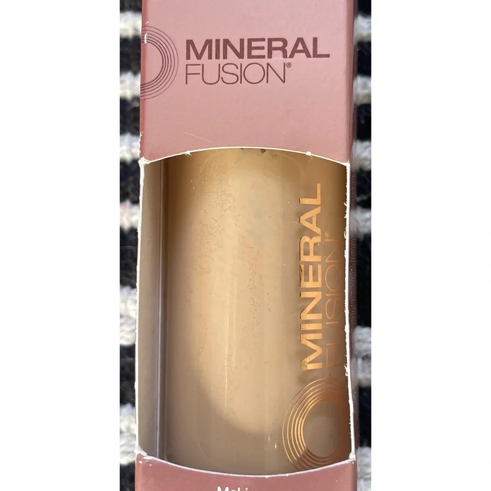 Mineral Fusion Liquid Foundation Warm 4 Tawny